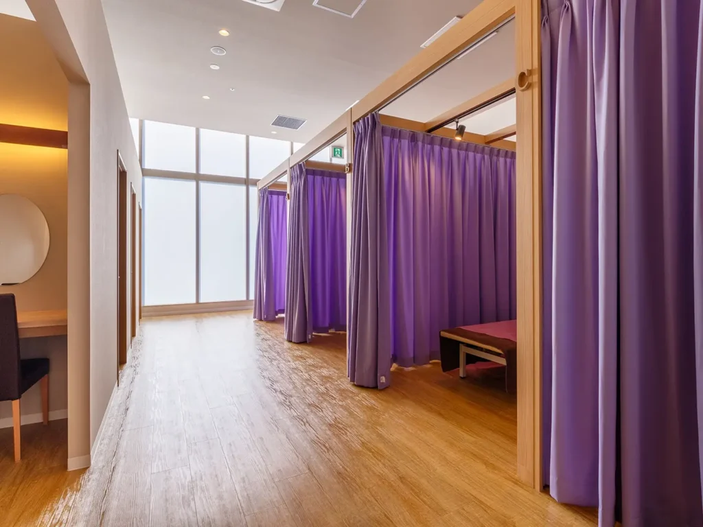 美容整体サロンレイプラスの店内写真